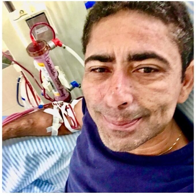 Clodoaldo em sessão de hemodiálise compartilhando a realidade do tratamento renal